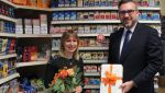 Verantwortungsvolles Engagement beim Jugendschutz belohnt / Jan Mücke (DZV)  ehrt Händlerin in Königsbrunn